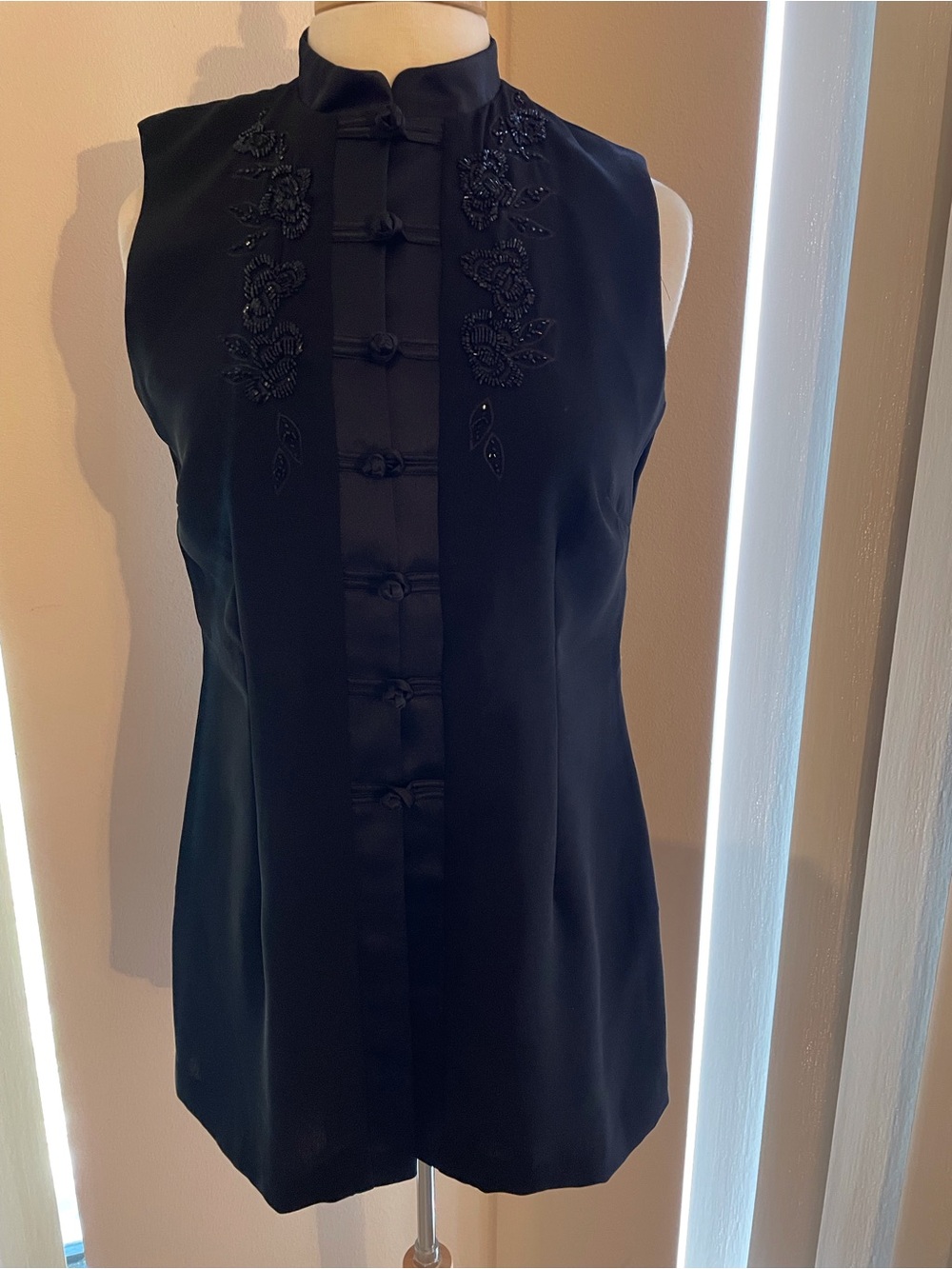 NWOT elegant Studio I Mandarin-Collar Top with Beaded Floral Appliqué size 6